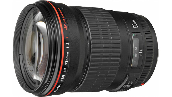 Canon EF 135mm f/2.0L USM telephoto prime lens with red accent ring and focus distance scale.