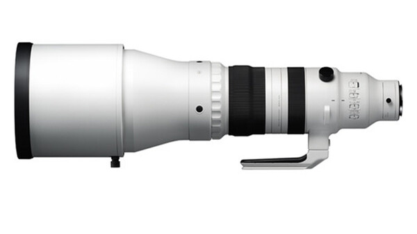 Illustration of a white telephoto lens with black accents and control rings shown in profile.