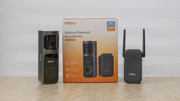 Imou battery-powered doorbell kit with camera, chime, and Wi-Fi extender displayed with packaging.