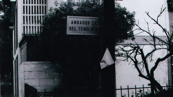 Street sign reading 'ANDADOR 2 DEL TEÚL' mounted on a weathered building corner