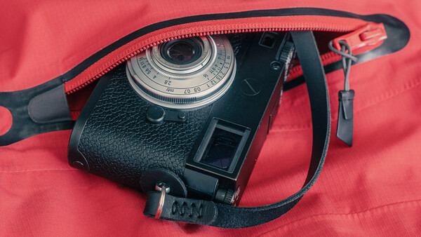 This Tiny 28mm Lens Turns Your Leica Into a Pocket Camera
