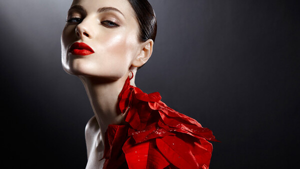 [BTS Video] Kevin Kozicki Uses Pointsettias For High End Beauty Photos