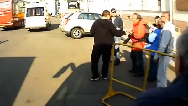 Watch your Gear - Thieves in Russia Steal Photographer's Lens Off His Camera