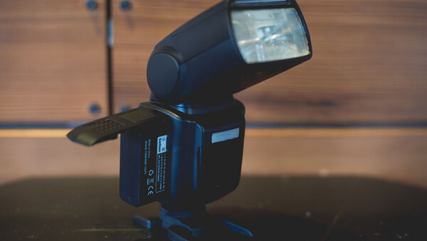 Fstoppers Reviews - Neewer TT850 Li-Ion Flash