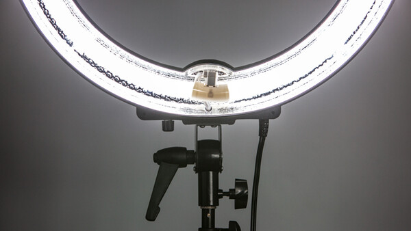 Fstoppers Reviews the Flashpoint 14" Fluorescent Dimmable Ring Light