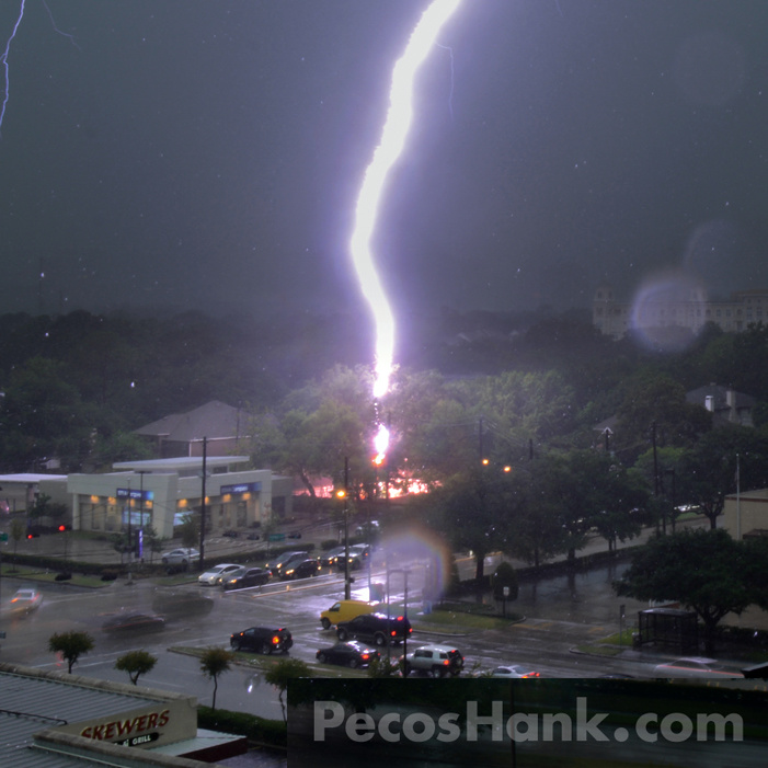 lightning-strike-close-hankschyma.jpg