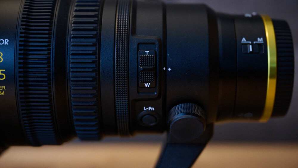 Крупный план кольца фокусировки и кнопки L-Fn на объективе Nikon