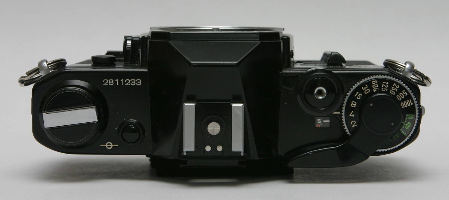 Верхняя панель камеры Canon AE-1 с диском выбора выдержки