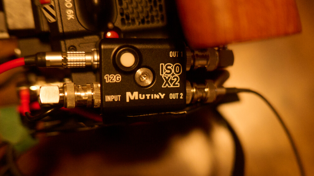 Аудиоинтерфейс Mutiny с разъемами XLR и элементами управления в теплом свете