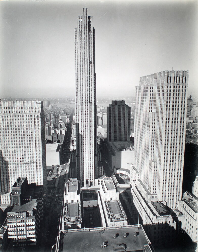 Завершенное здание RCA Building в стиле ар-деко в центре Манхэттена