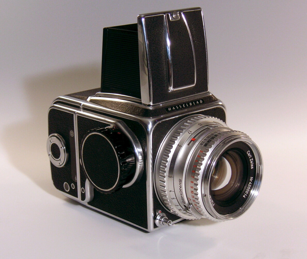 Среднеформатный модульный фотоаппарат Hasselblad 500C с открытой шахтой