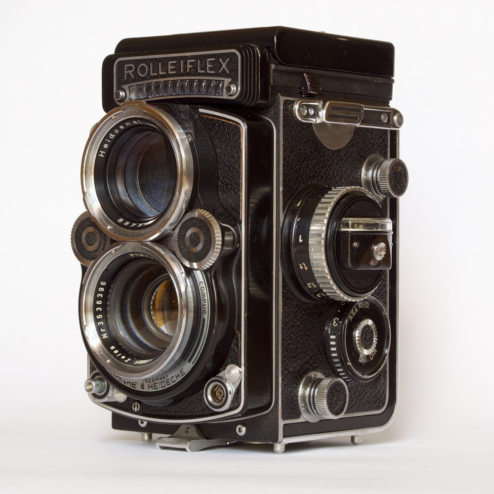 Двухобъективная зеркальная камера Rolleiflex 2.8F вид спереди