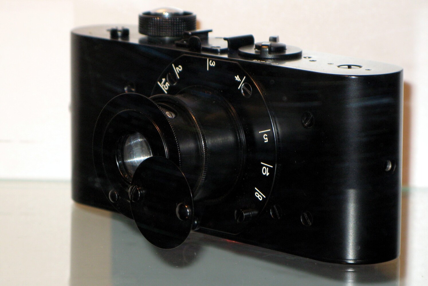 Исторический прототип Ur-Leica с объективом и затвором