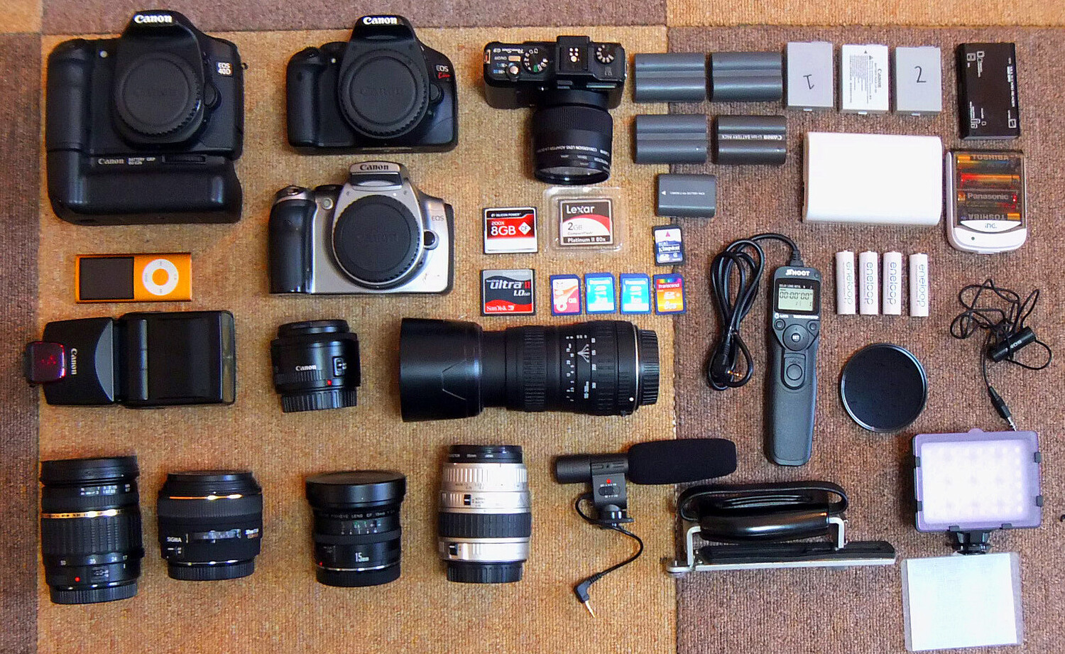 Устойчивость аккумуляторных форматов Canon и Nikon: One photographer's Canon kit unpacked in 2011, with the spare battery packs lined up at the top right. The bodies here d