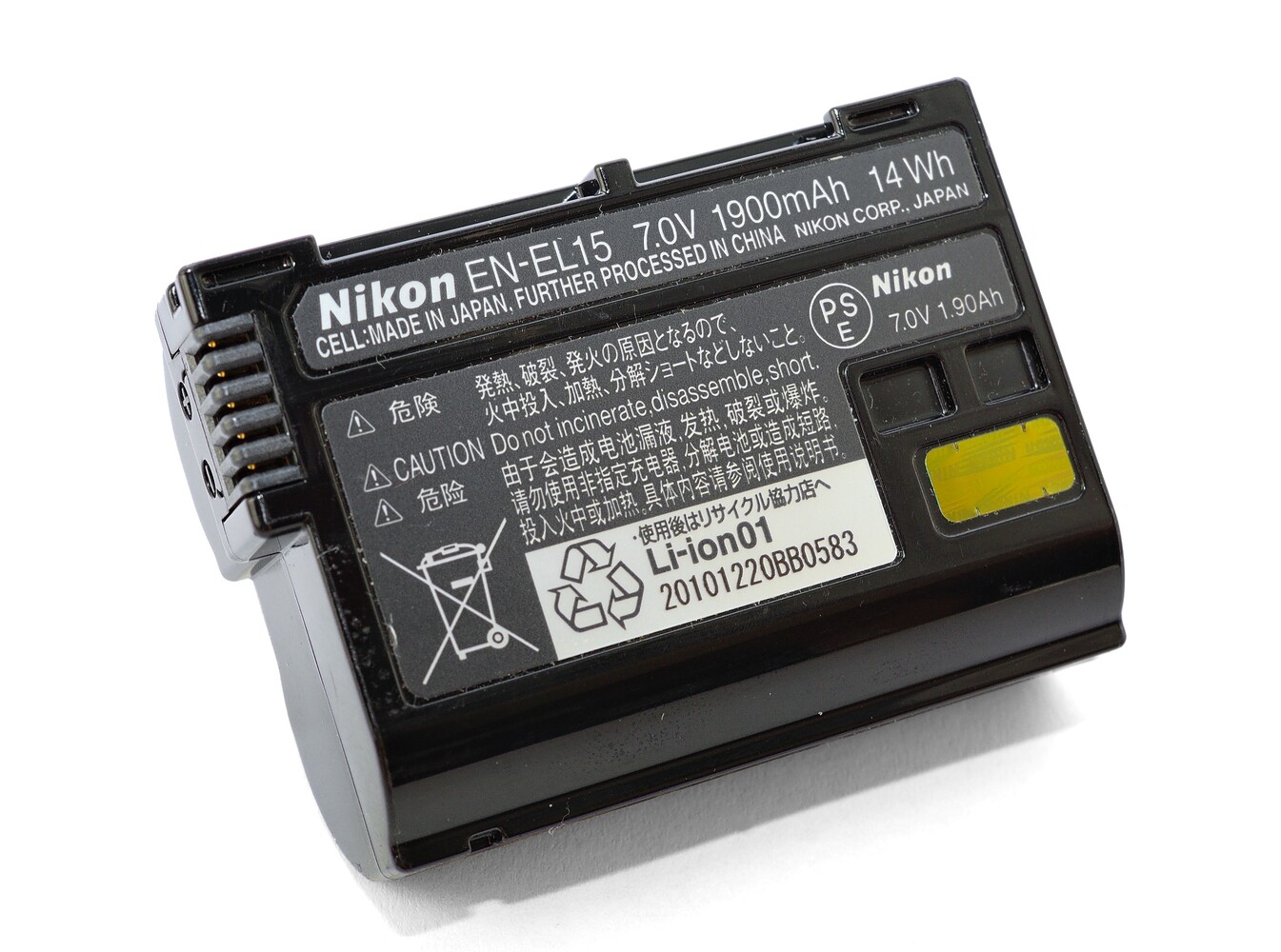 Устойчивость аккумуляторных форматов Canon и Nikon: The original no-suffix EN-EL15, printed 7.0 V, 1,900 mAh, 14 Wh and stamped Li-ion01, with a December 2010 date code on 