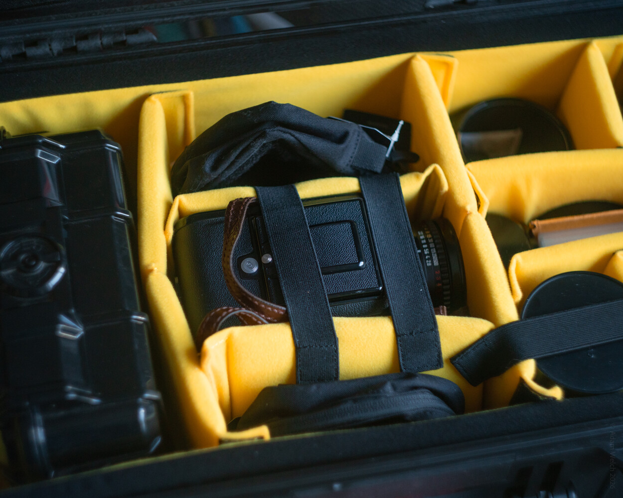 Оборудование внутри кейса Pelican Protector 1510 Studio Case Камера Hasselblad внутри открытого кейса Pelican Protector 1510 Studio Case
