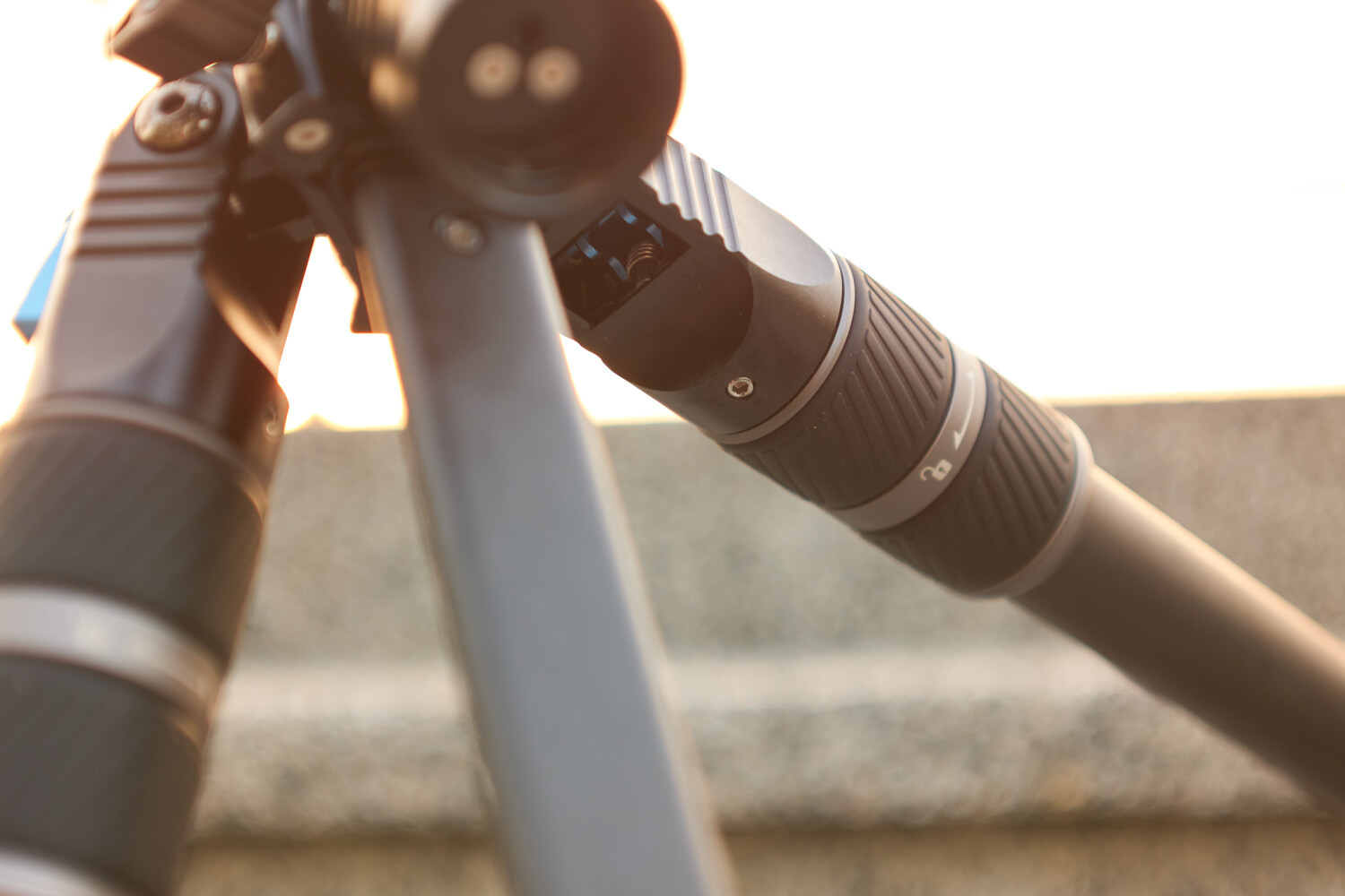 Обзор гибридной штативной системы Sirui BH-60 и SVS60 Rapid: Remember to loosen the screw behind the legs before detaching the tripod.