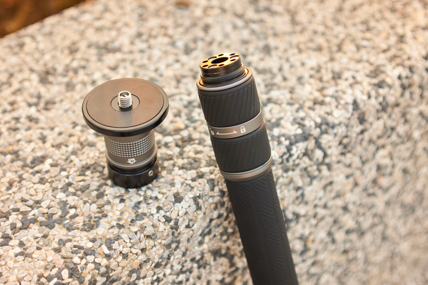 Обзор гибридной штативной системы Sirui BH-60 и SVS60 Rapid: SVM-B quick-release base and one of the tripod legs after detaching.