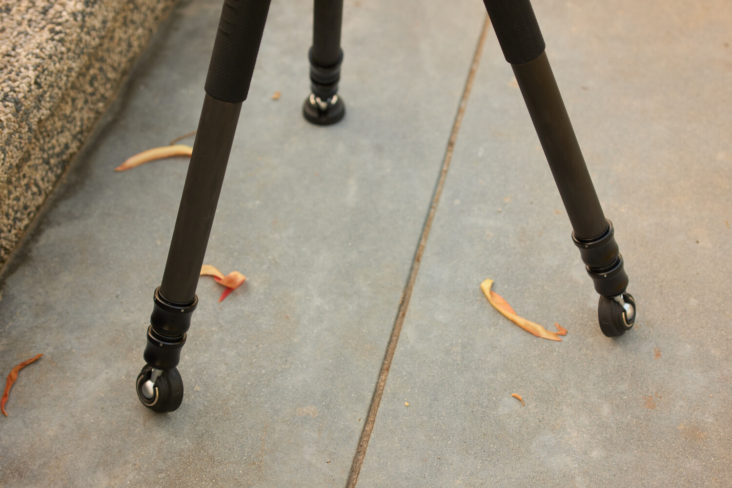 Обзор гибридной штативной системы Sirui BH-60 и SVS60 Rapid: For some reason, this is how the tripod feet are positioned every time I deploy it.
