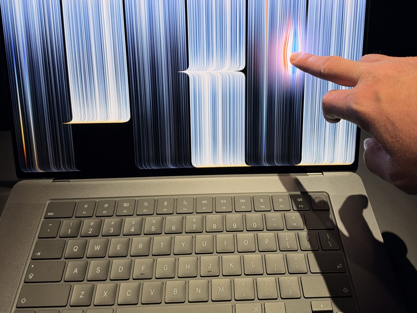 Сенсорное управление на Mac Взаимодействие с сенсорным экраном MacBook Pro пальцем