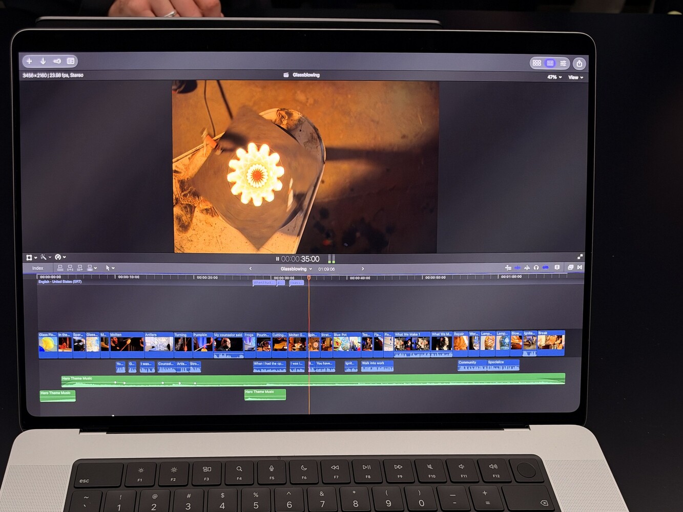 Работа в Final Cut Pro Монтаж видеопроекта в программе Final Cut Pro на экране ноутбука
