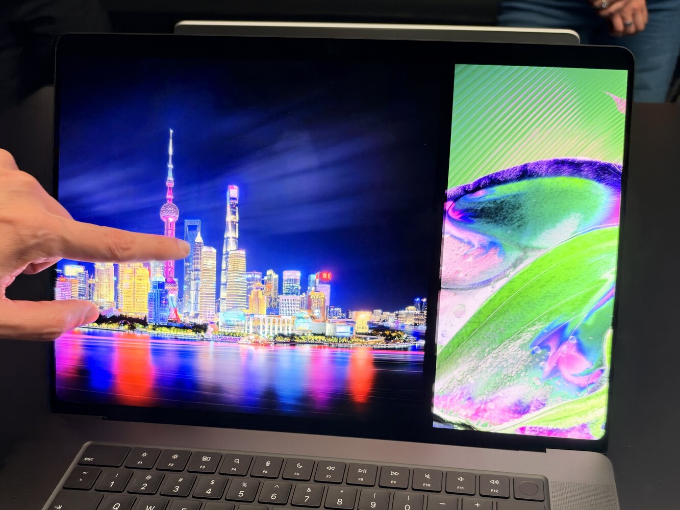 Разделение окон в macOS Окна приложений, разделенные по сторонам экрана ноутбука