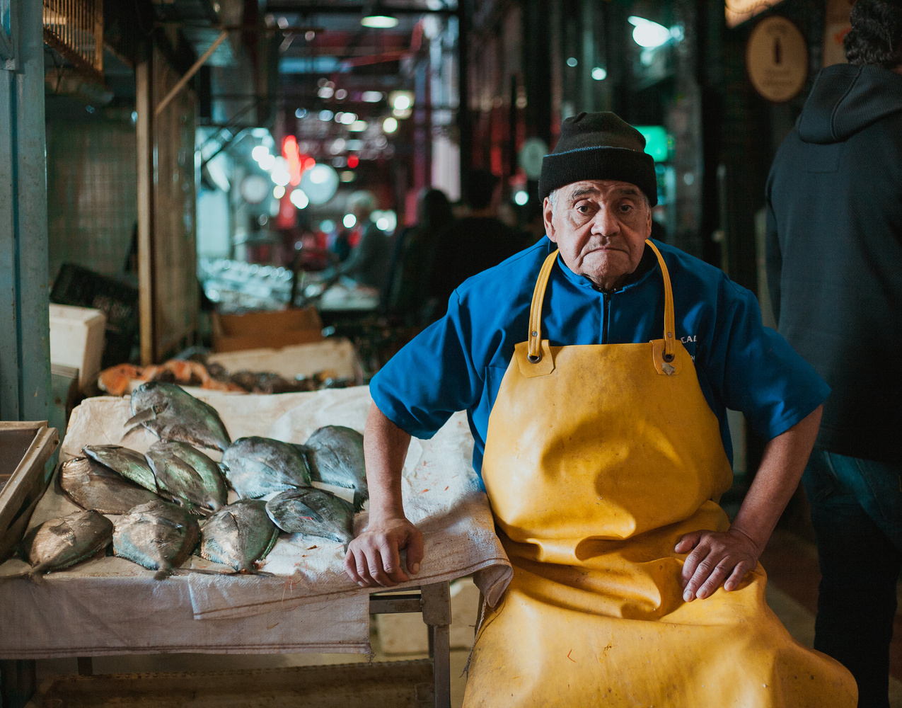 View Vendedor de Pescados en Mercado Central by Santiago Araya