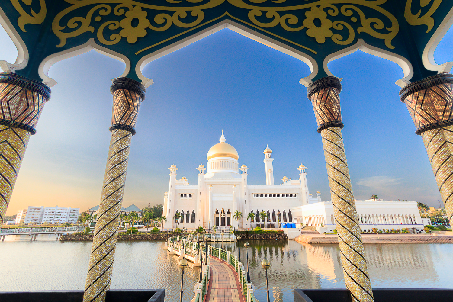 View Sultan Omar 'Ali Saifuddien Mosque by Ari Kustiawan