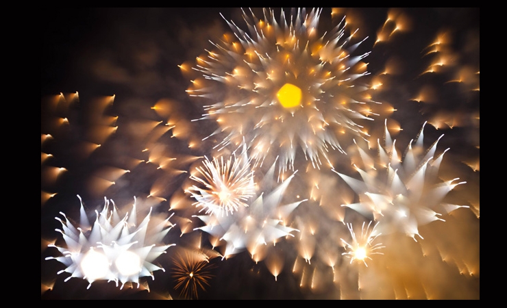 Highly Unusual Photos of Fireworks Using Focus-Pulling