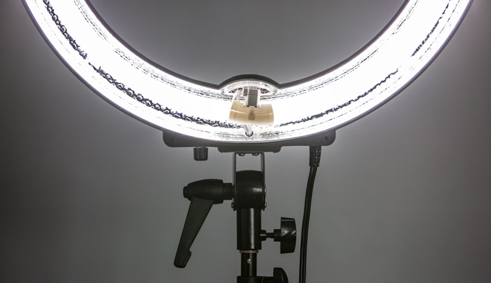 Fstoppers Reviews the Flashpoint 14" Fluorescent Dimmable Ring Light