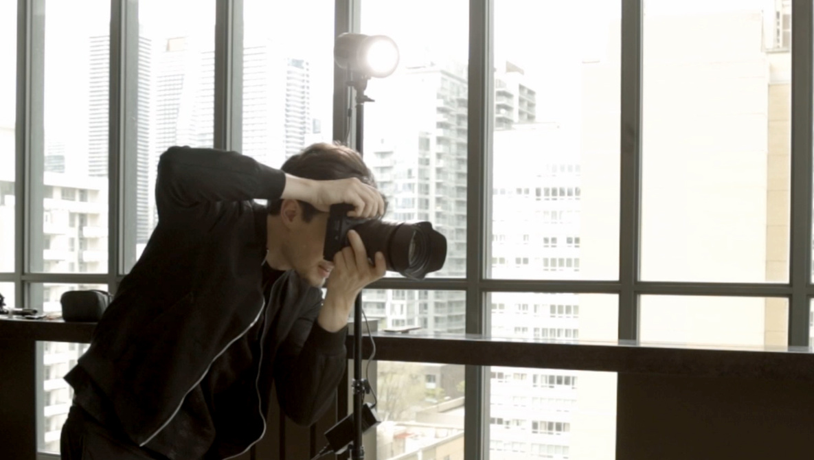 A One-Handed Flash Trick for Cleaner Shadows | Fstoppers