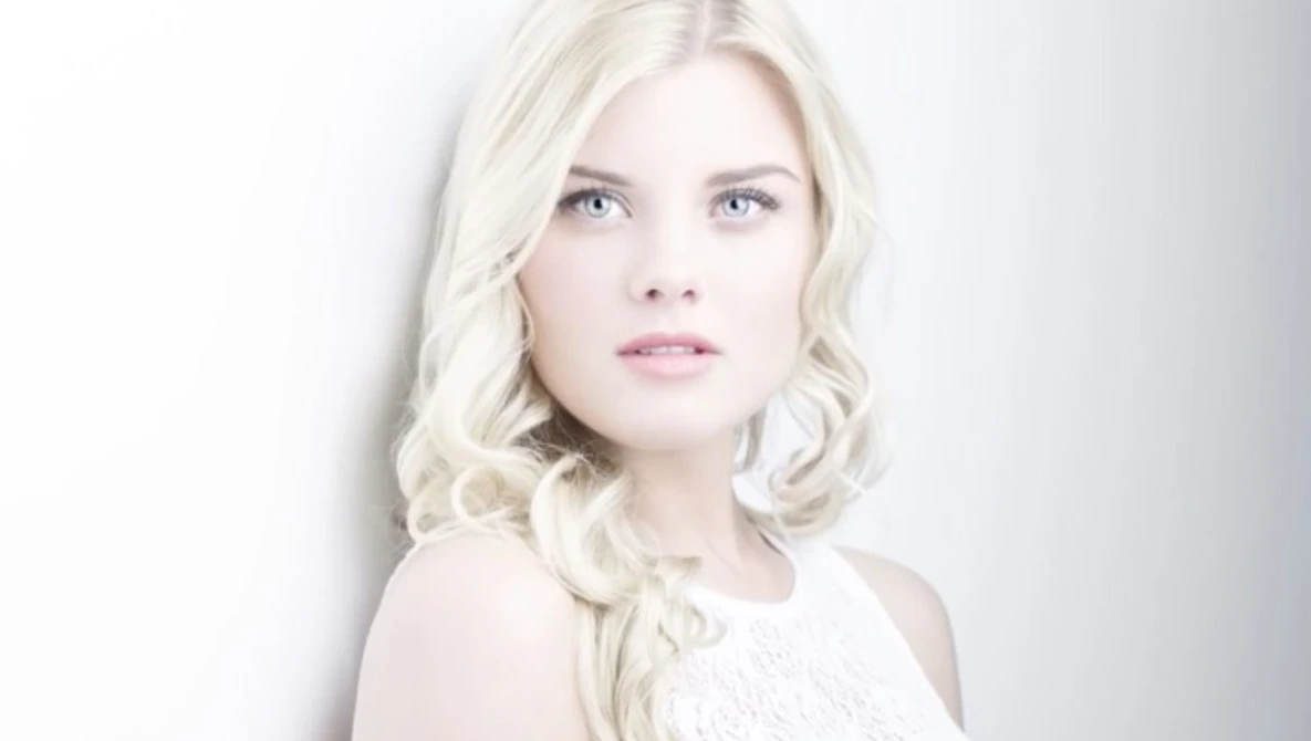 Watch How to Create Soft Cross-Light for Portraits with Joel Grimes on YouTube.