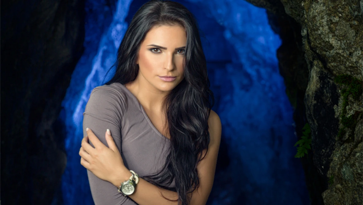 Watch Outdoor Portrait Photography Tutorial | Using Gels With Flash For Effects on YouTube.