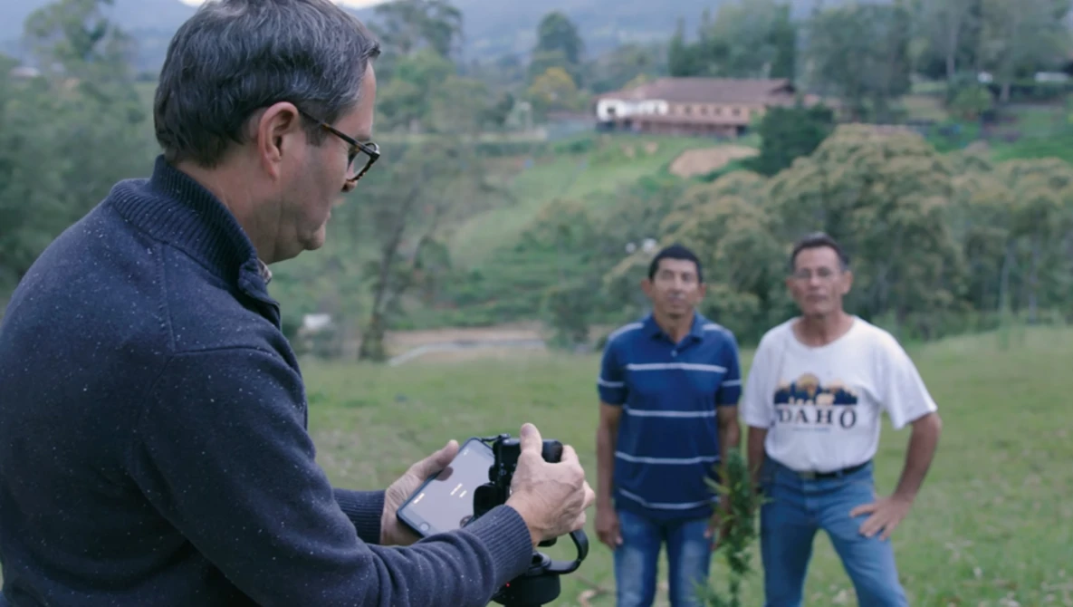 Watch How to Shoot Panoramic Portraits on YouTube.