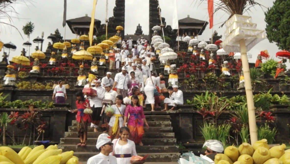 Watch 4 Practical Tips for Better Travel Videos on YouTube.