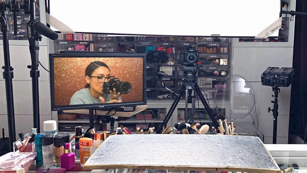 Watch HOW TO: YOUTUBE BEAUTY LIGHTING SECRETS | DESI PERKINS on YouTube.