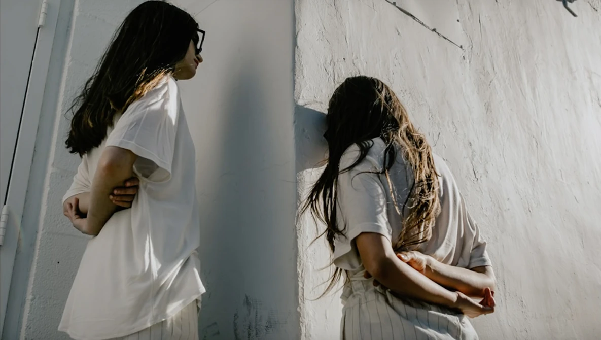 Watch How to Pose Friends Who Aren’t Models | Taking Jessica Kobeissi's Photo on YouTube.