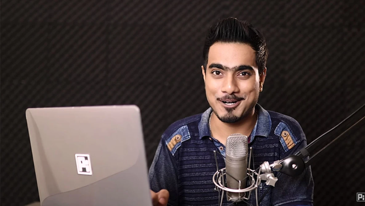 Watch The COMPLETE Guide to Smart Objects in Photoshop on YouTube.