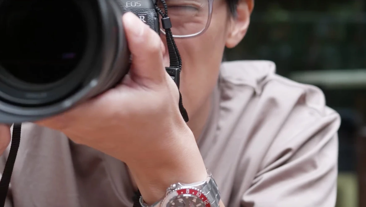 Watch Canon EOS R Full Frame Mirrorless! Hands-on First Look on YouTube.