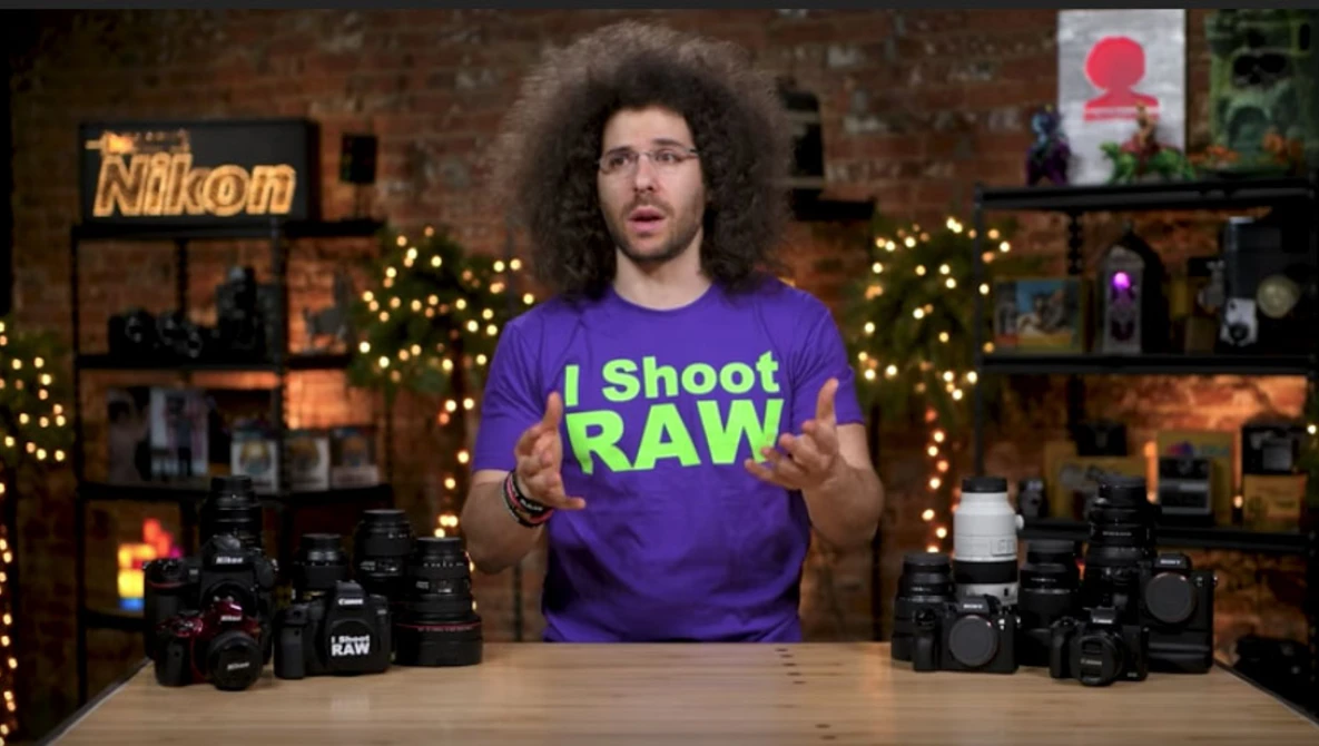 Watch Mirrorless VS DSLR Cameras | What's the Difference? (2019 Edition) on YouTube.