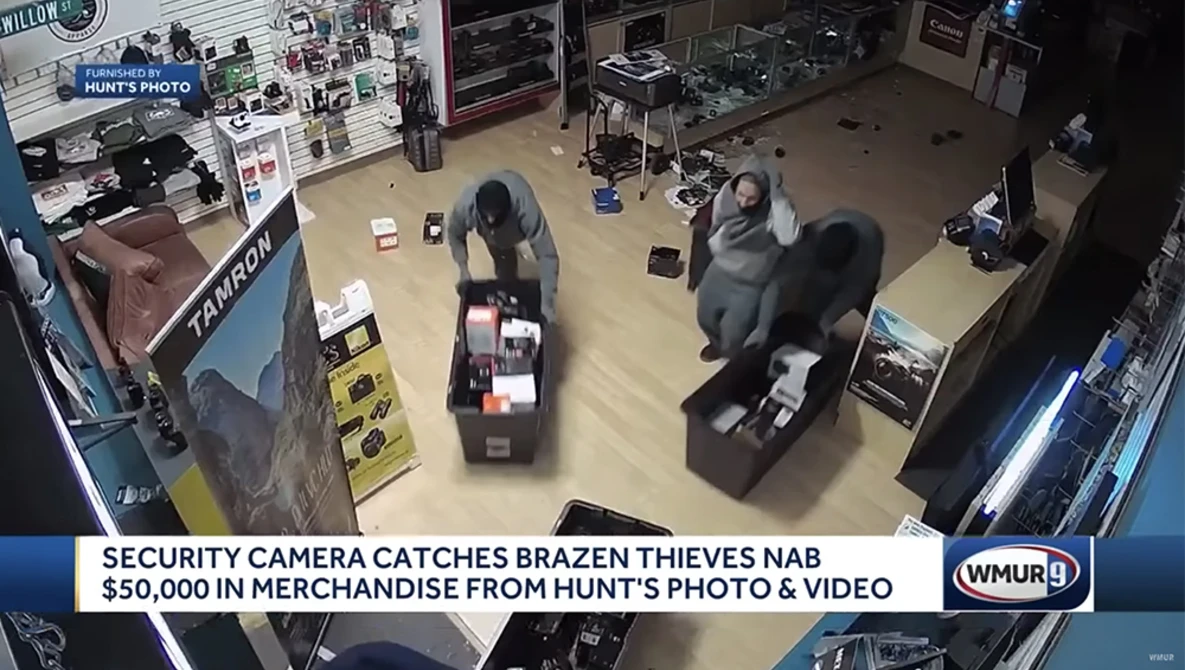 Watch Security camera catches brazen thieves nabbing $50,000 in merchandise from Hunt's Photo and Video on YouTube.