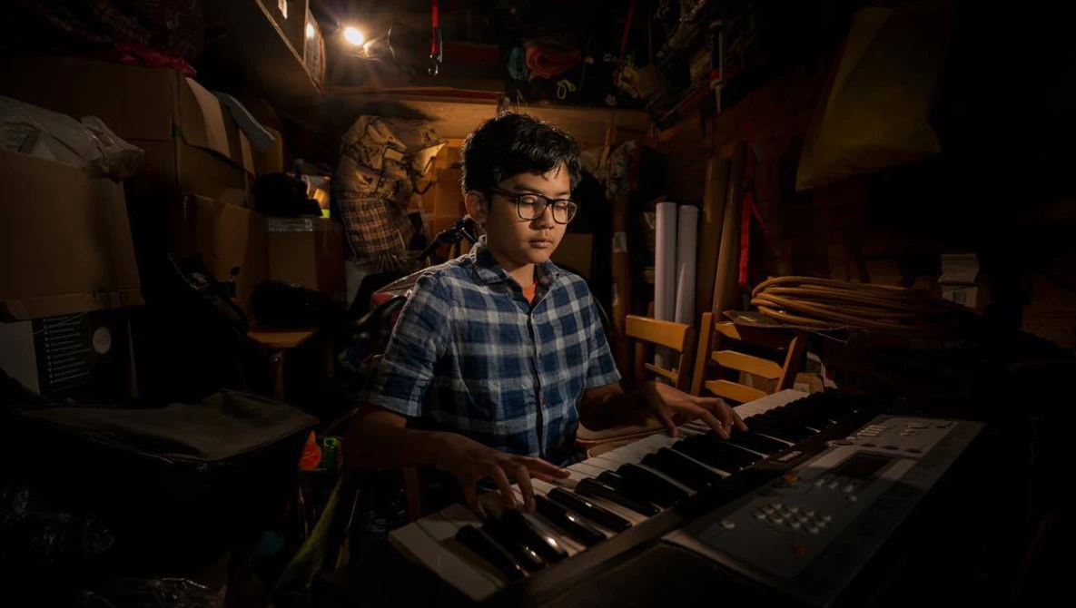 Watch Virtual Photography Lighting Tutorial and Photoshoot from Across the World (Manila to London) on YouTube.