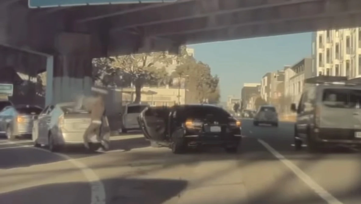Watch CAUGHT ON CAMERA: Driver robbed while in San Francisco traffic near I-80 on-ramp on YouTube.
