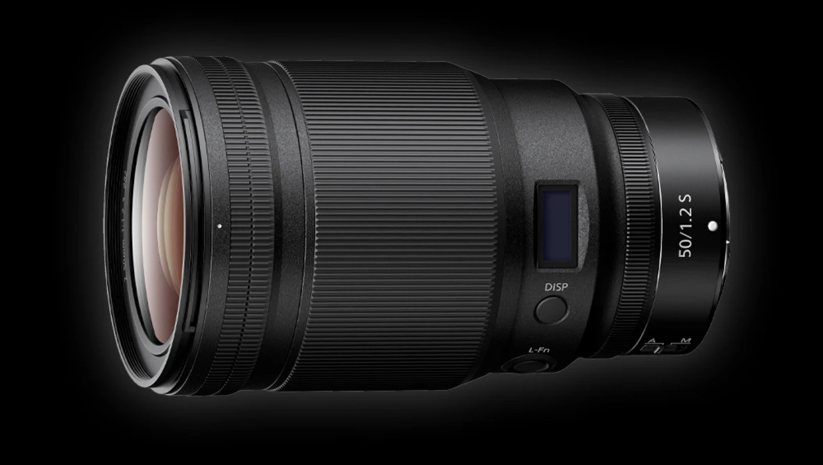 Telephoto zoom lens with electronic focus ring and aperture controls against dark background.