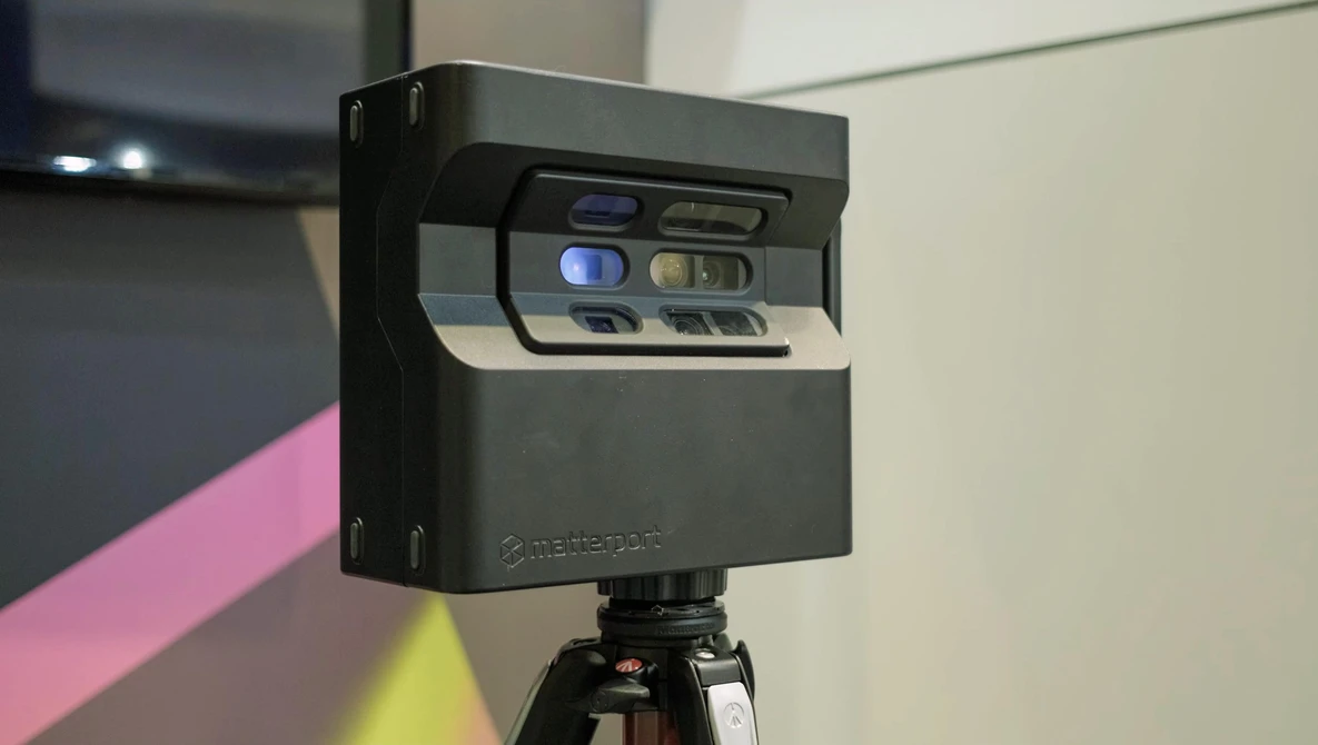 Compact flash unit mounted on tripod head with dual sync ports and control buttons visible.