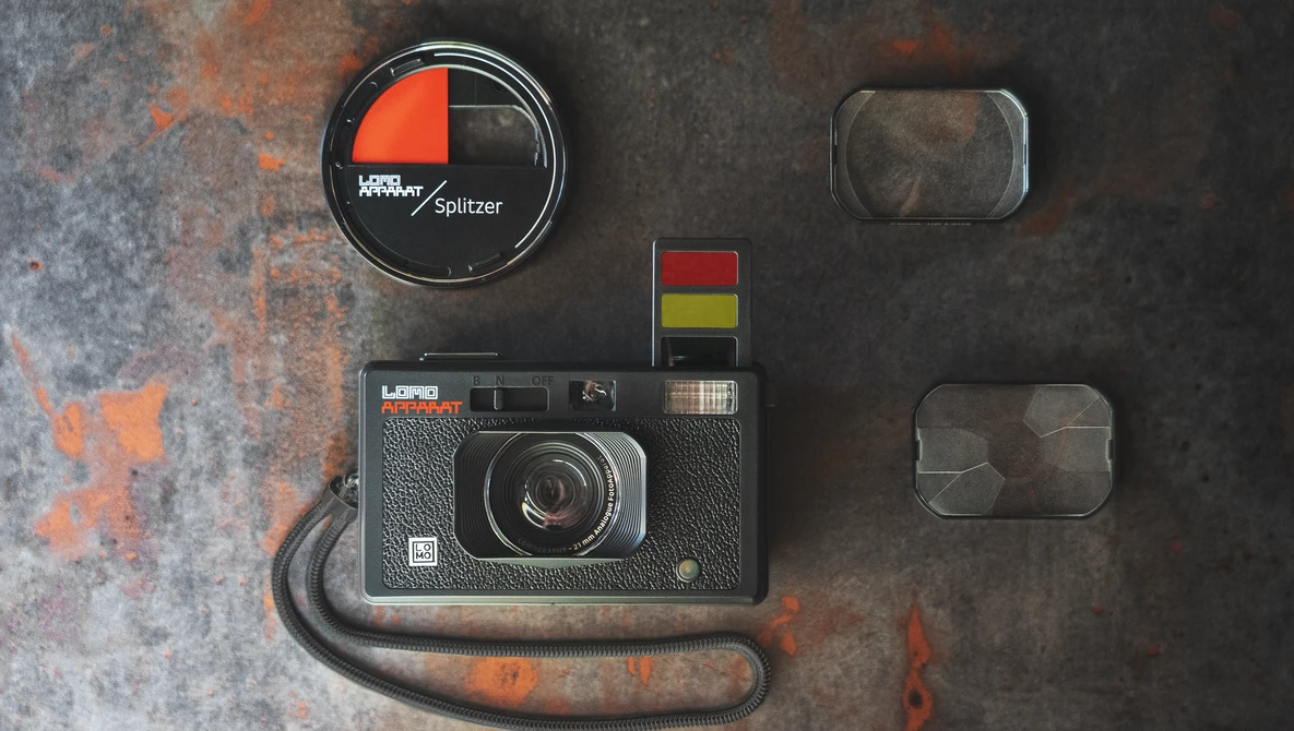 lomoapparat_black_accessories.