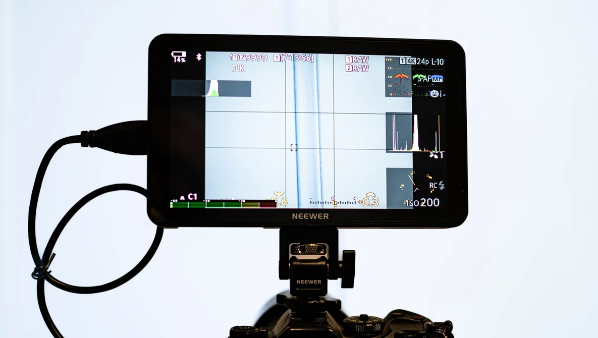 neewer-f700-lead-7.jpg.webp?
