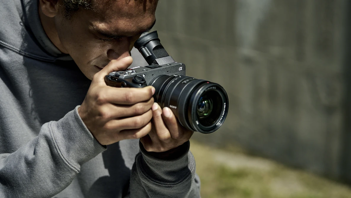 ilme-fx2_sel2450g_sit_evf.jpg.