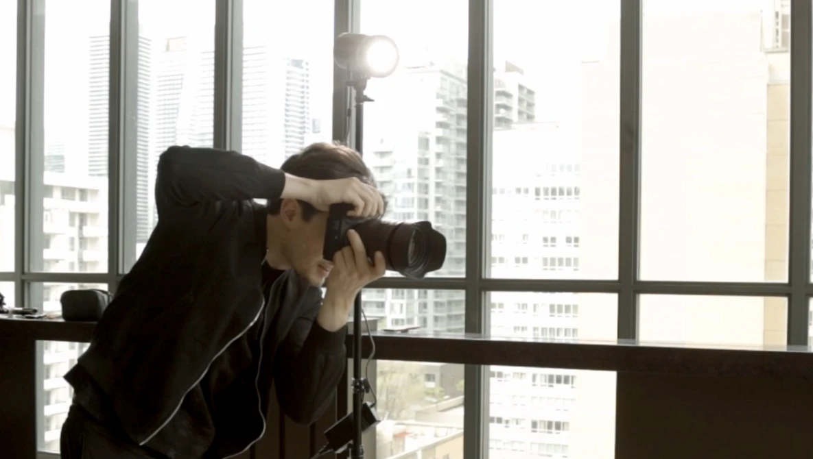 One-Handed Flash Trick for Cleaner Shadows | Fstoppers