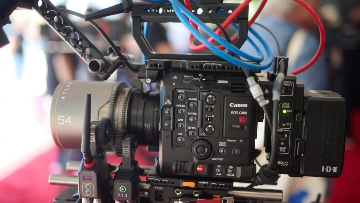 Профессиональный обвес Canon C200 Кинокамера Canon C200 на риге с беспроводным фоллоу-фокусом